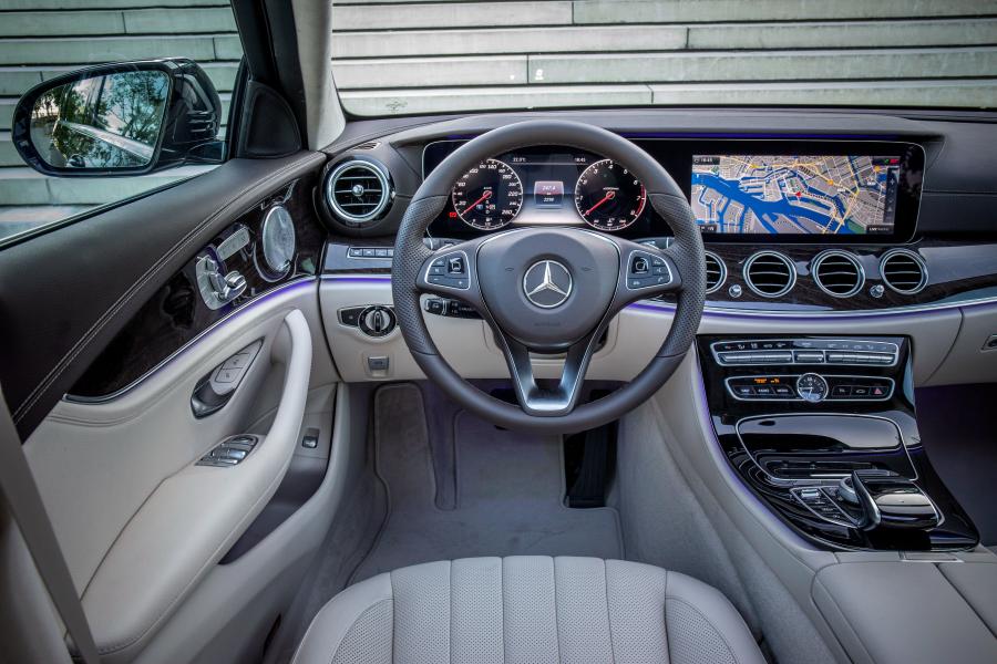 Панель приборов Mercedes-Benz E250 Exclusive Line Estate 2016 года  (фото 12 из 19)